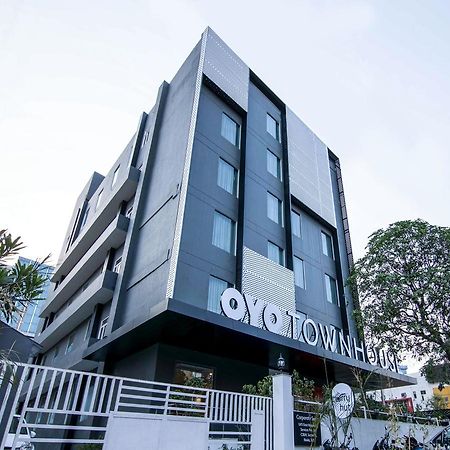 Oyo Townhouse 028 Corporate Suite نويدا المظهر الخارجي الصورة