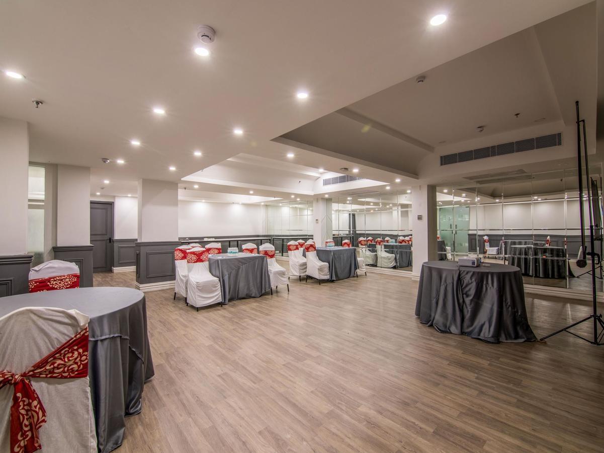 Oyo Townhouse 028 Corporate Suite نويدا المظهر الخارجي الصورة