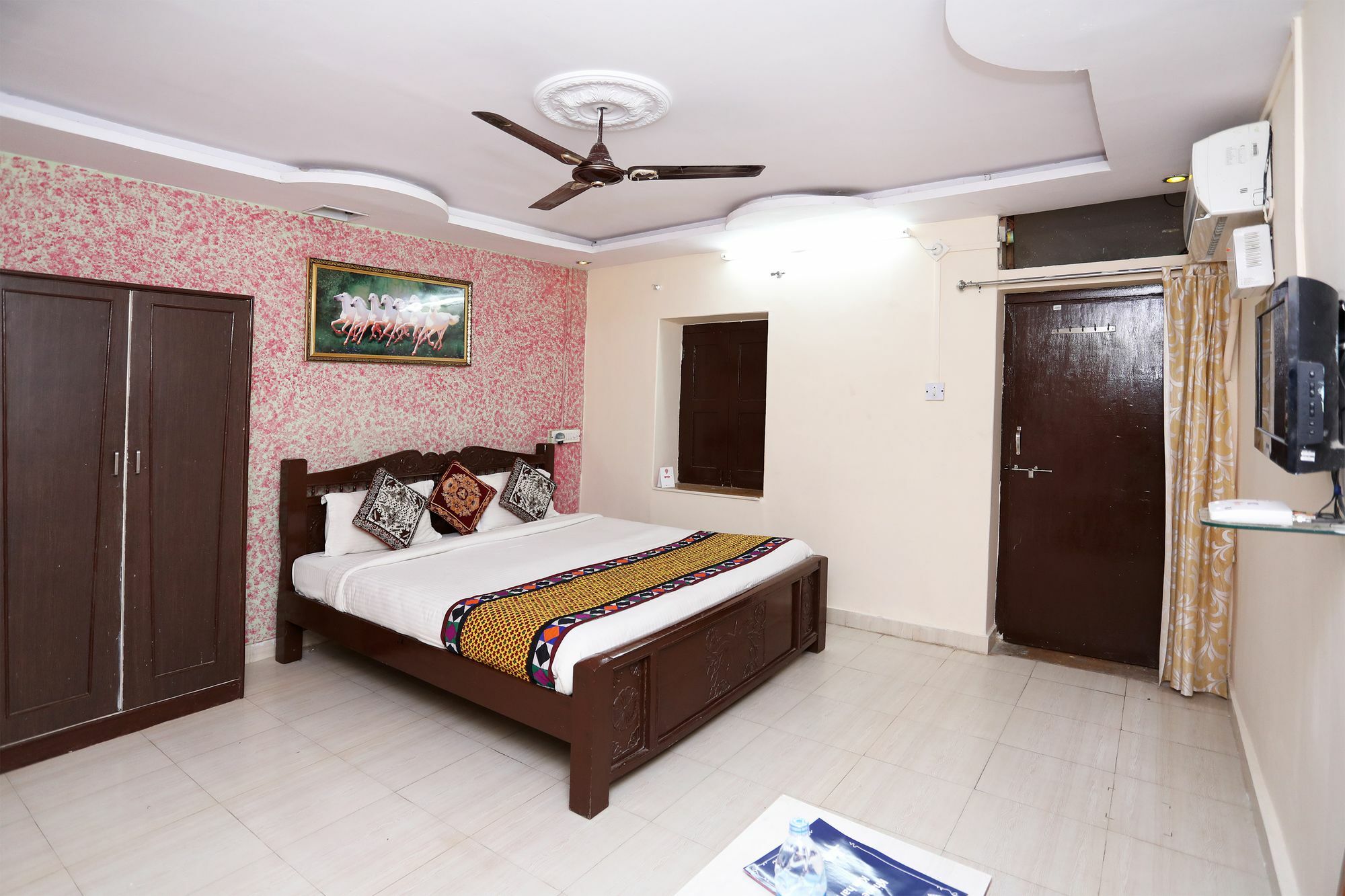 Oyo Townhouse 028 Corporate Suite نويدا المظهر الخارجي الصورة