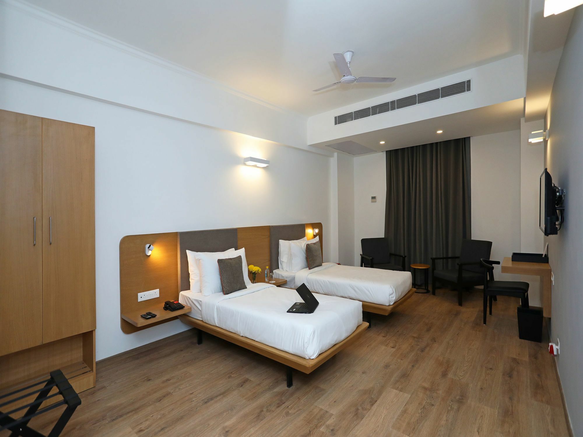 Oyo Townhouse 028 Corporate Suite نويدا المظهر الخارجي الصورة