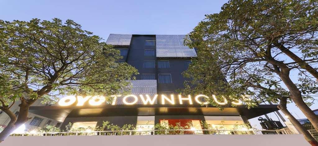 Oyo Townhouse 028 Corporate Suite نويدا المظهر الخارجي الصورة