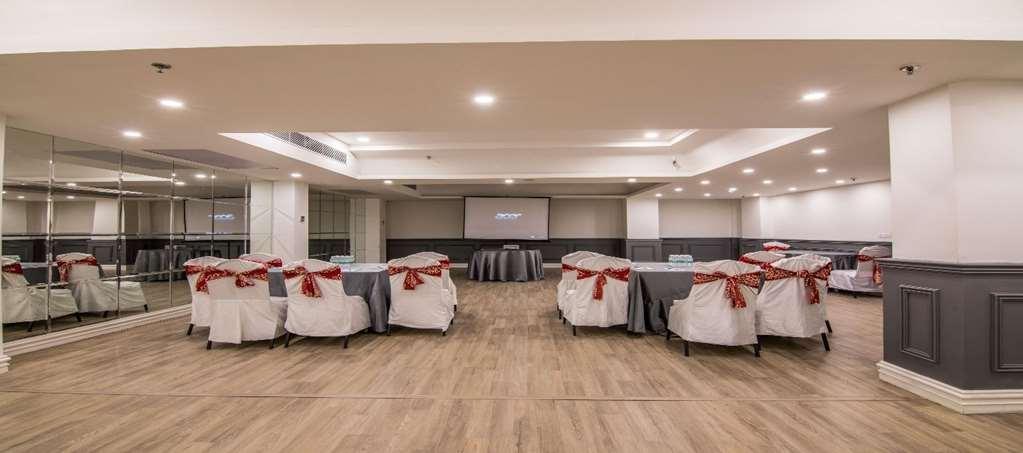 Oyo Townhouse 028 Corporate Suite نويدا المرافق الصورة