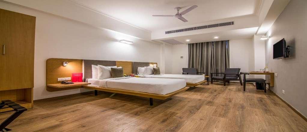 Oyo Townhouse 028 Corporate Suite نويدا الغرفة الصورة