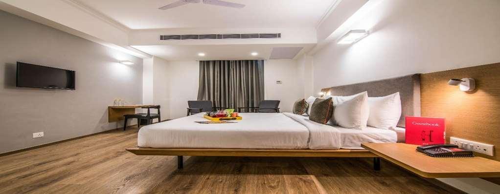 Oyo Townhouse 028 Corporate Suite نويدا الغرفة الصورة