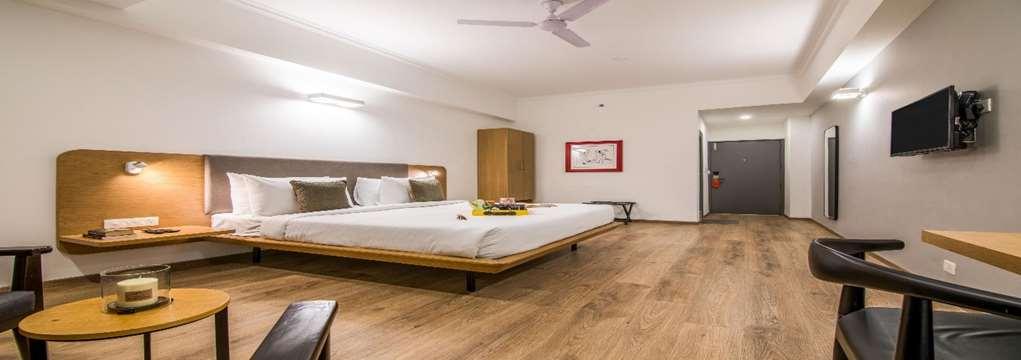 Oyo Townhouse 028 Corporate Suite نويدا الغرفة الصورة